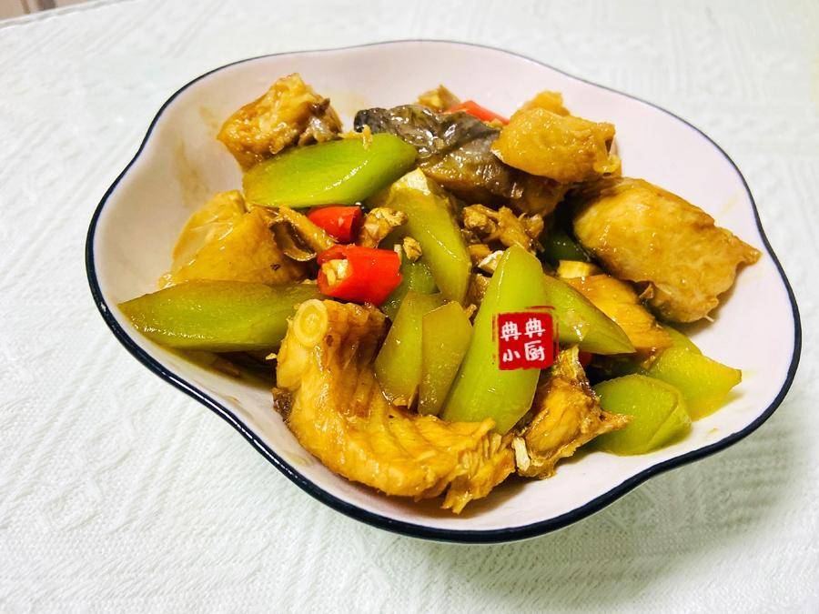 咸鱼炒莴笋，营养又美味，比加冬瓜还好吃呢