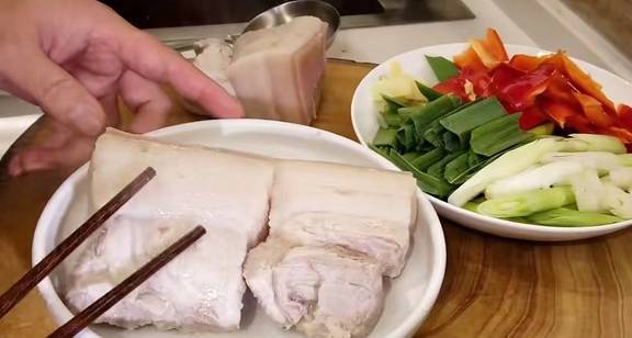 家家户户都会做回锅肉，那怎么做才更好吃呢