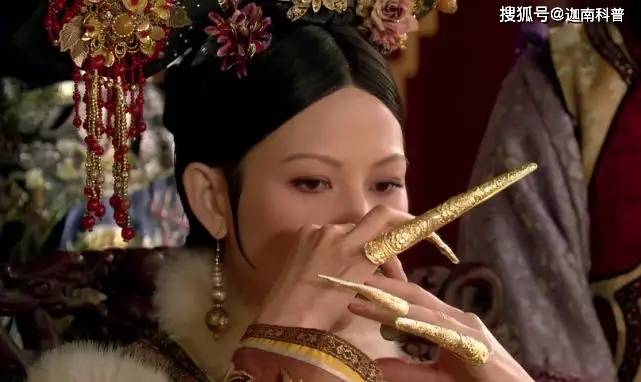 清朝嫔妃手上都会戴长长的指甲套，脖子上也会戴一个白布条，这时为啥呢？
