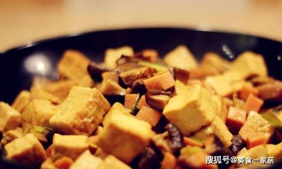 香菇炖豆腐，美味营养全留住，吃它比猪肉还营养呢